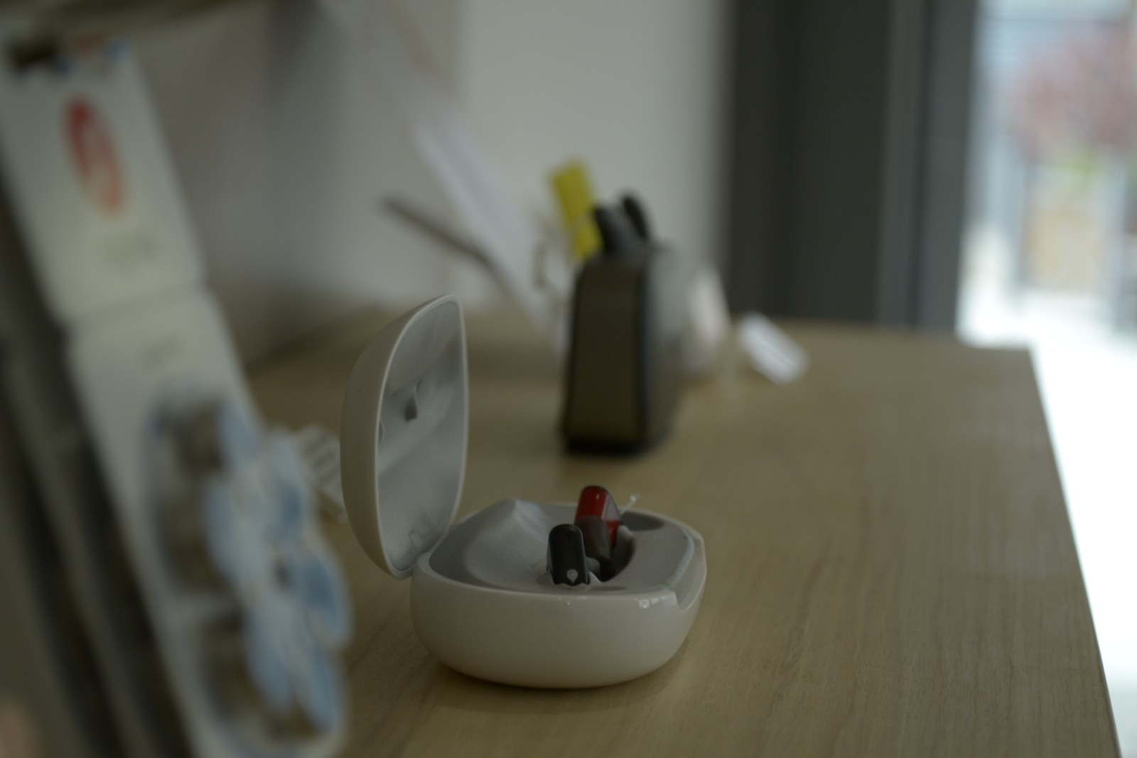 Aides auditives et chargeur présentés dans le centre de Collonges