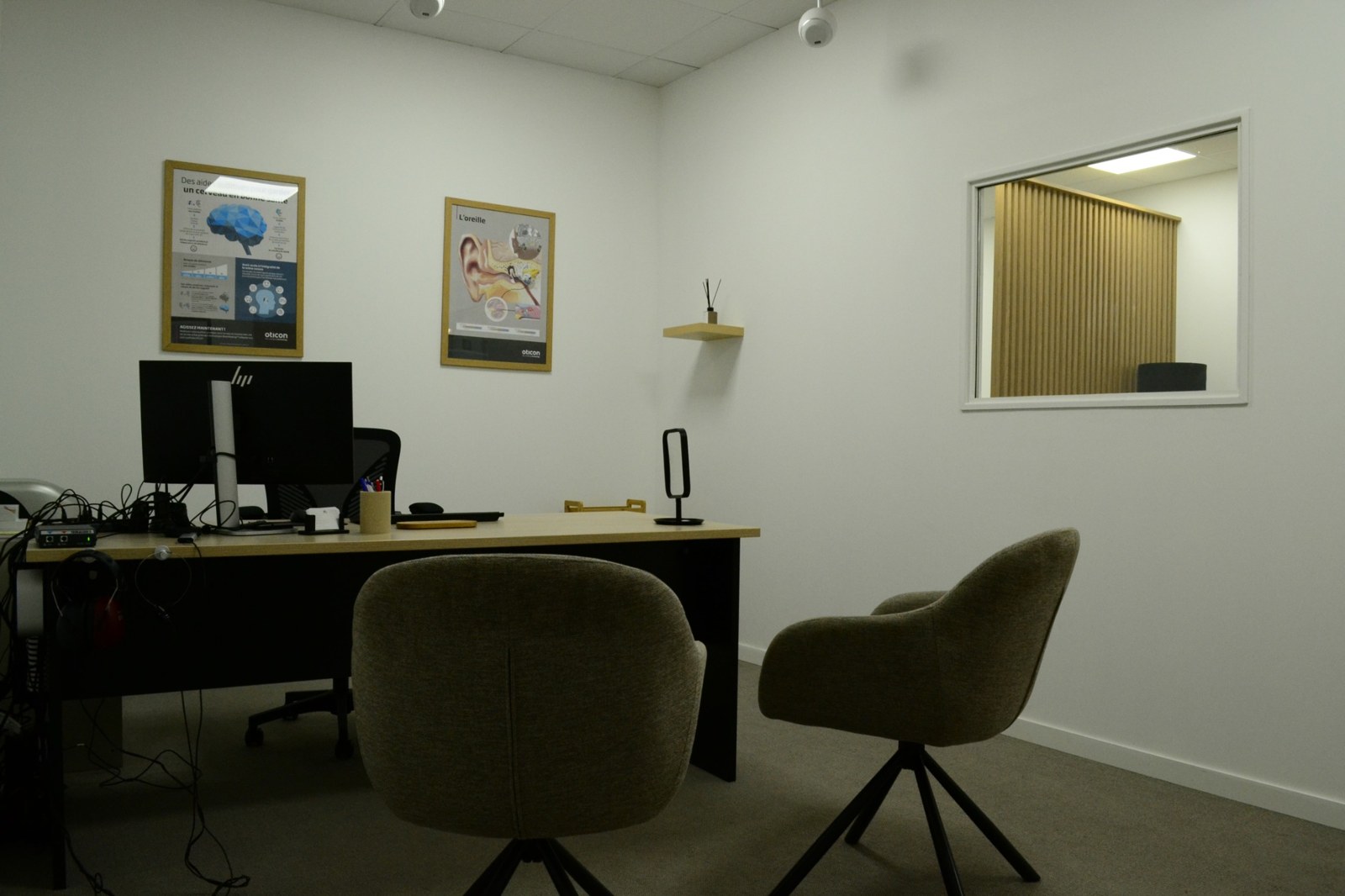 Bureau, fauteuils et équipements de la cabine d’audition de Saint-Genis-Laval