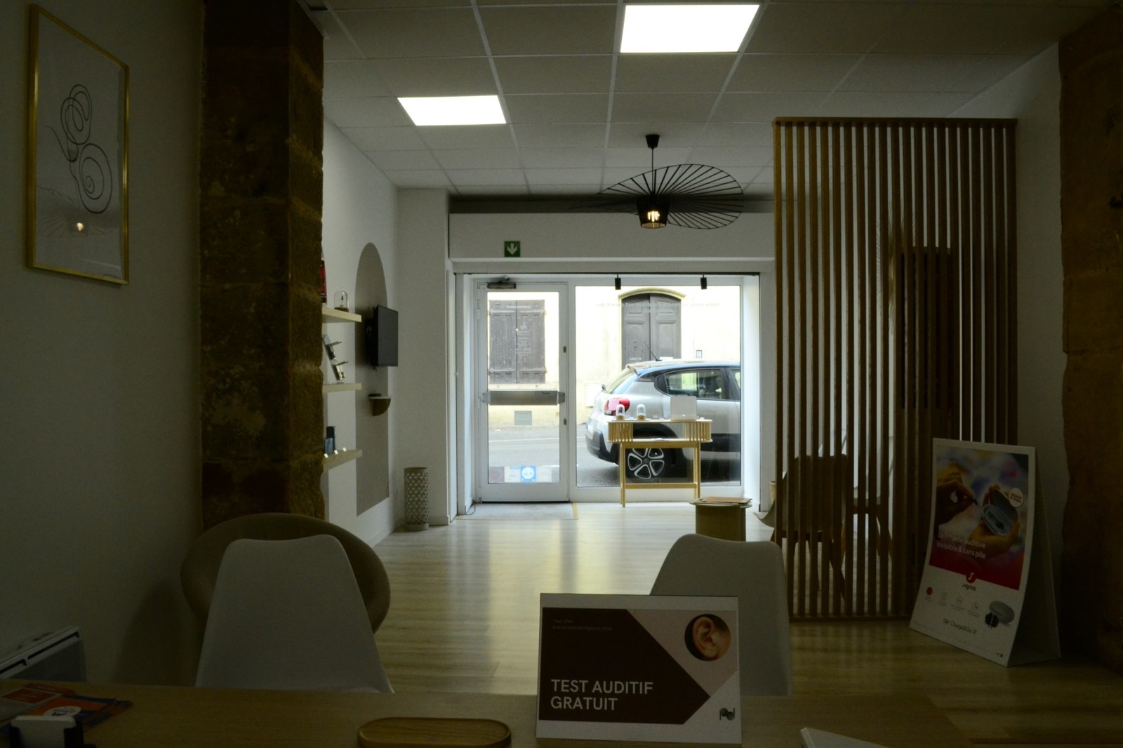 Vue depuis le bureau d’accueil vers l’entrée du centre de Saint-Genis-Laval