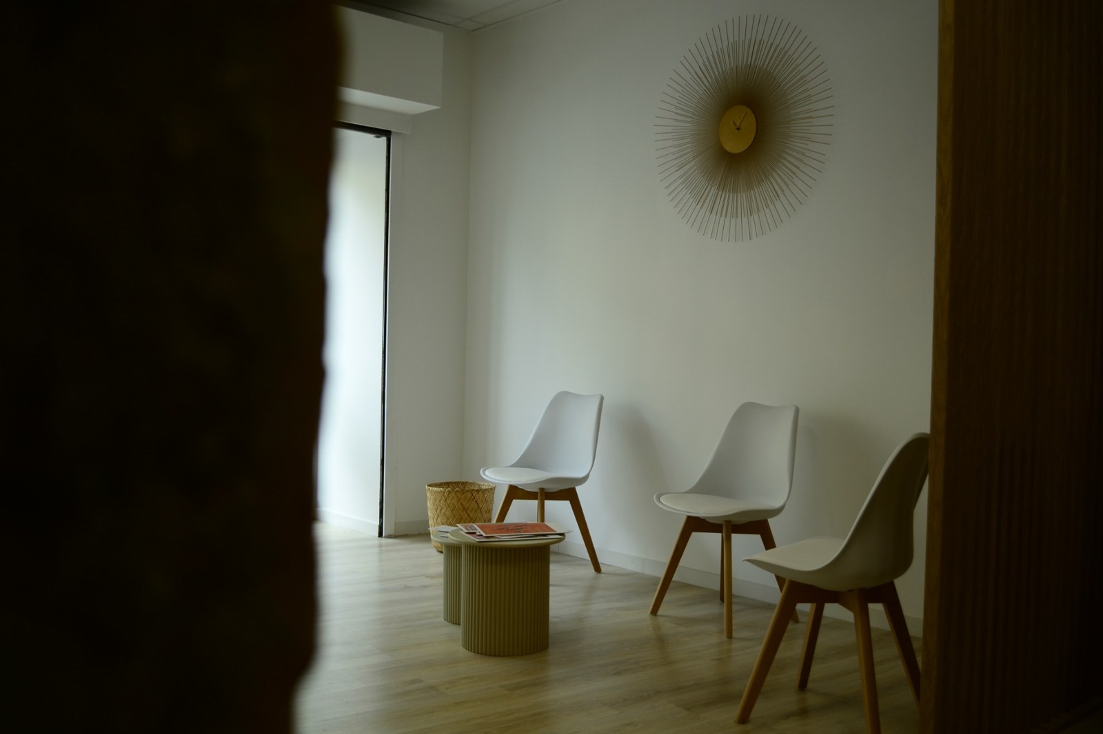 Chaises et table basse de l’espace d’attente de Saint-Genis-Laval
